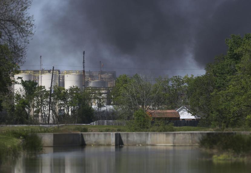 Vista de una fábrica emanando humo. (AP)