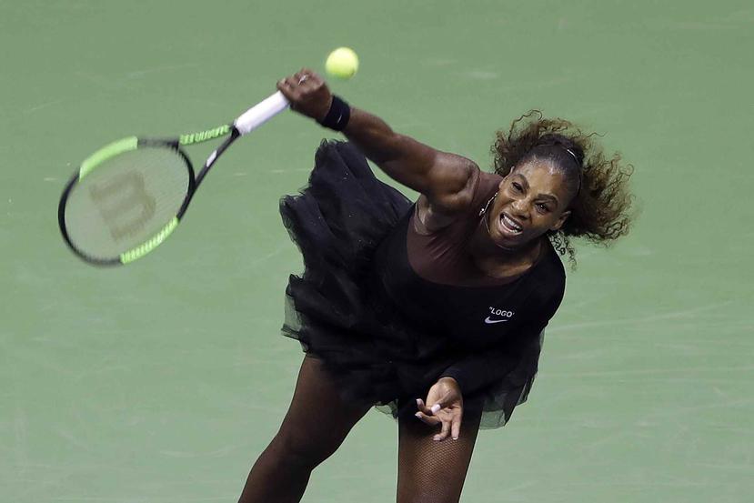Serena Williams saca ante la polaca Magda Linette durante la primera ronda del Abierto de Estados. (AP)