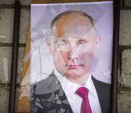 Un retrato del presidente ruso Vladimir Putin tirado en el piso cerca de la prisión local en Jersón, Ucrania, el miércoles 16 de noviembre de 2022. (AP Foto/Efrem Lukatsky)