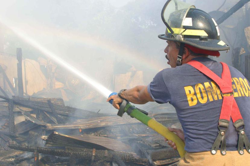 Unidades de Bomberos de Humacao y Yabucoa extinguieron el fuego residencial. (Archivo / GFR Media)