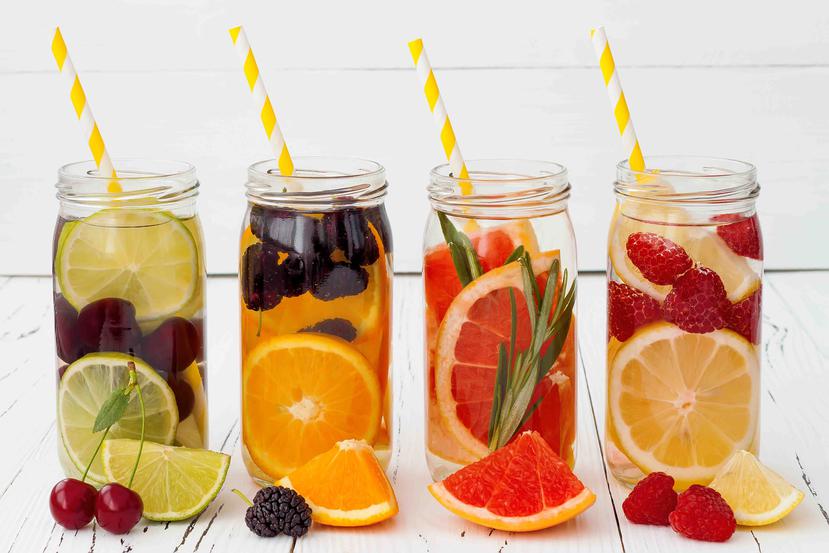 Las infusiones aportan pocas o ningunas calorías, ya que la fruta o vegetal permanece intacto en el agua y se utiliza menos cantidad de estos que en los jugos o smoothies.
