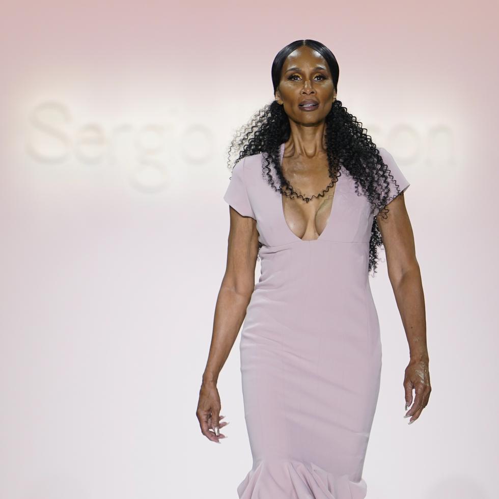 Beverly Johnson modela un diseño de la colección otoño-invierno 2022 de Sergio Hudson en la Semana de la Moda de Nueva York.