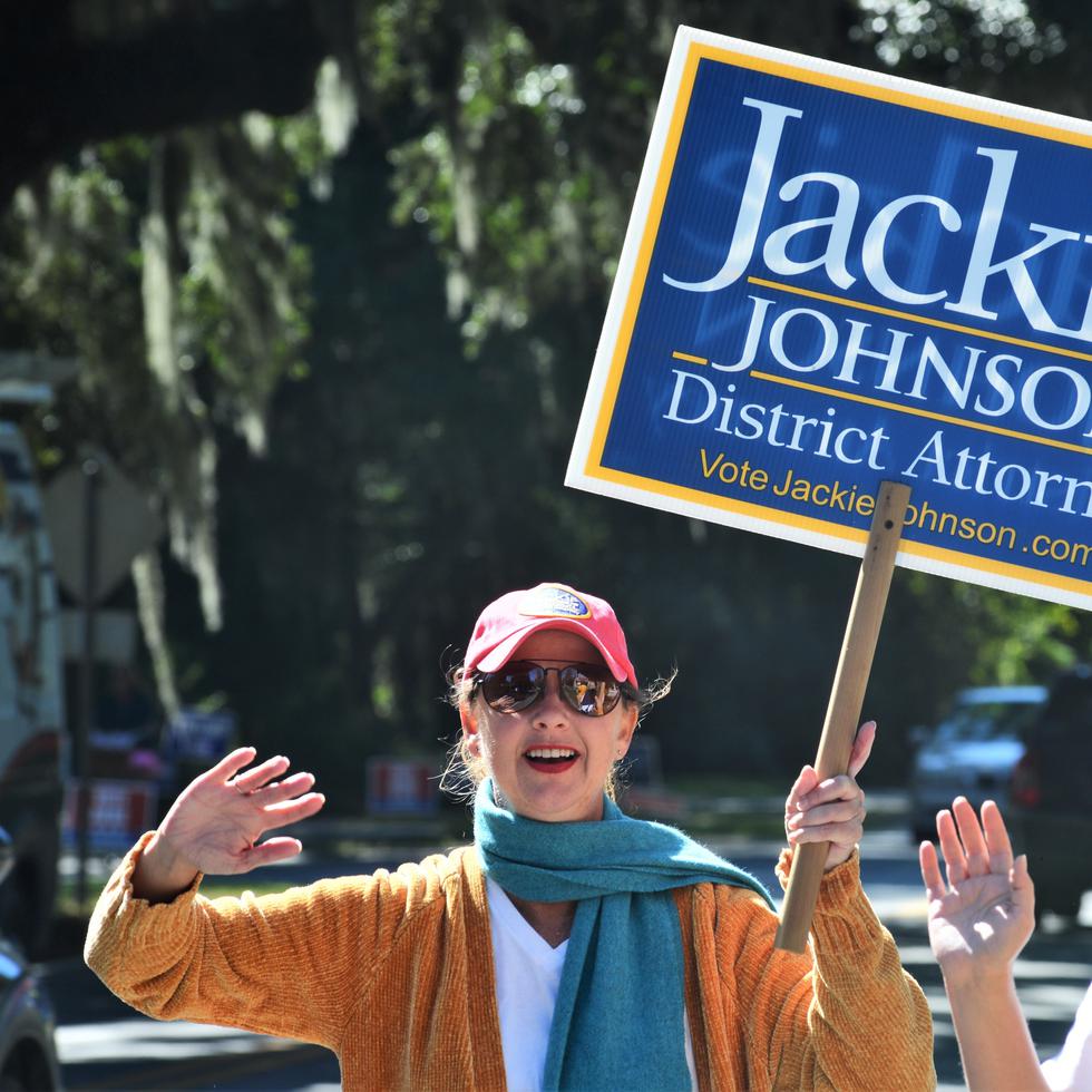La entonces fiscal de distrito Jackie Johnson hace campaña en noviembre de 2020 para la reelección en St. Simons Island, Georgia.