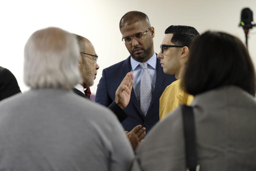 En la foto, los abogados de defensa Jorge Gordon Menéndez y Orlando Cameron Gordon en conversación con Jensen Medina.