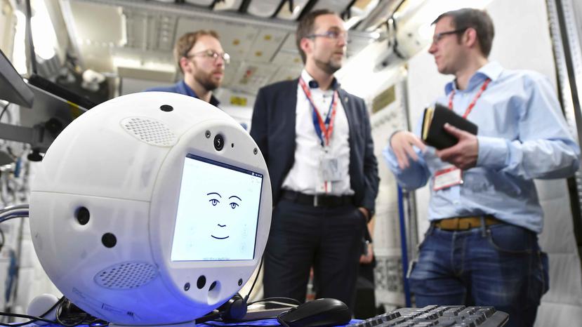 Con un tamaño poco mayor al de una pelota de básquetbol, se espera que el robot con inteligencia artificial de la Agencia Espacial de Alemania ayude al astronauta germano Alexander Gerst con experimentos científicos. (AP)