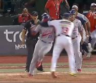 Asdrúbal Cabrera golpea a Carlos Castro durante un partido de la Liga Venezolana de Béisbol Profesional.