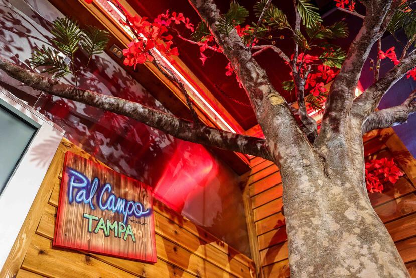 El punto focal de este nuevo restaurante, que supuso una inversión de $250,000, es un llamativo árbol de Flamboyán.