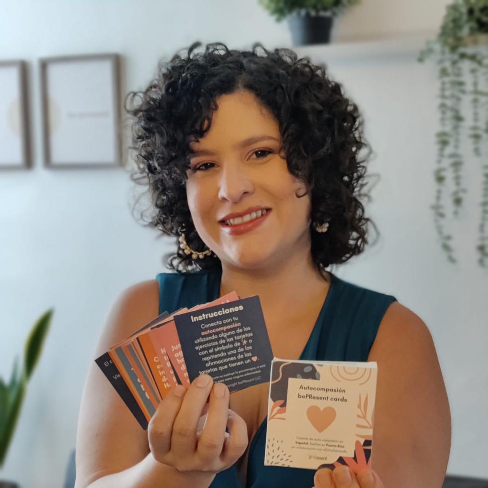 La psicóloga clínica Atabey Torres Lorenzo muestra las tarjetas “Autocompasión bePResent cards”, diseñadas para promover el bienestar emocional.