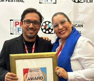El director Benji López y la productora Yamara Rodríguez recibieron el reconocimiento al filme puertorriqueño "Mixtape" en el International Puerto Rican Heritage Film Festival.