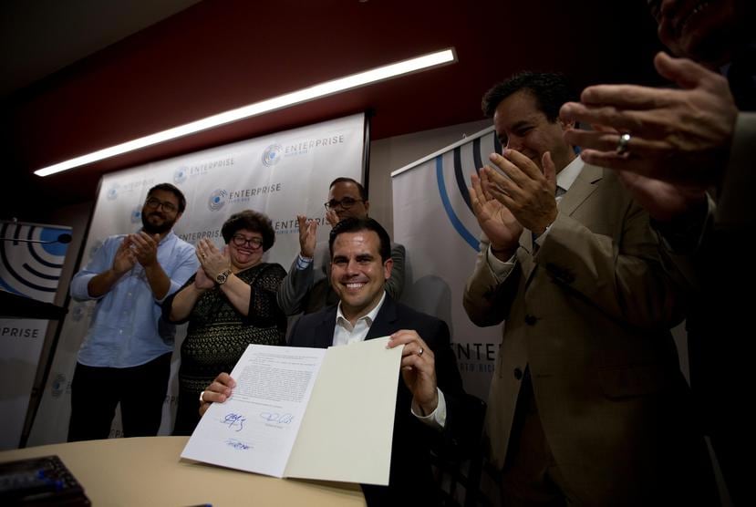Ricardo Rosselló firmó Enterprise PR en la sede de Parallel18 en Santurce.