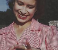 Una imagen tomada del documental "Elizabeth: The Unseen Queen' de la entonces princesa Isabel mostrando su nuevo anillo de compromiso poco después de la propuesta de matrimonio del príncipe Felipe en Balmoral en 1946.