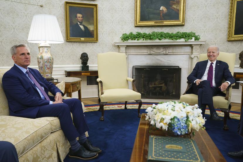 El presidente Joe Biden, a la derecha, y el presidente de la Cámara de Representantes de Estados Unidos Kevin McCarthy sostuvieron una reunión telefónica esta tarde.