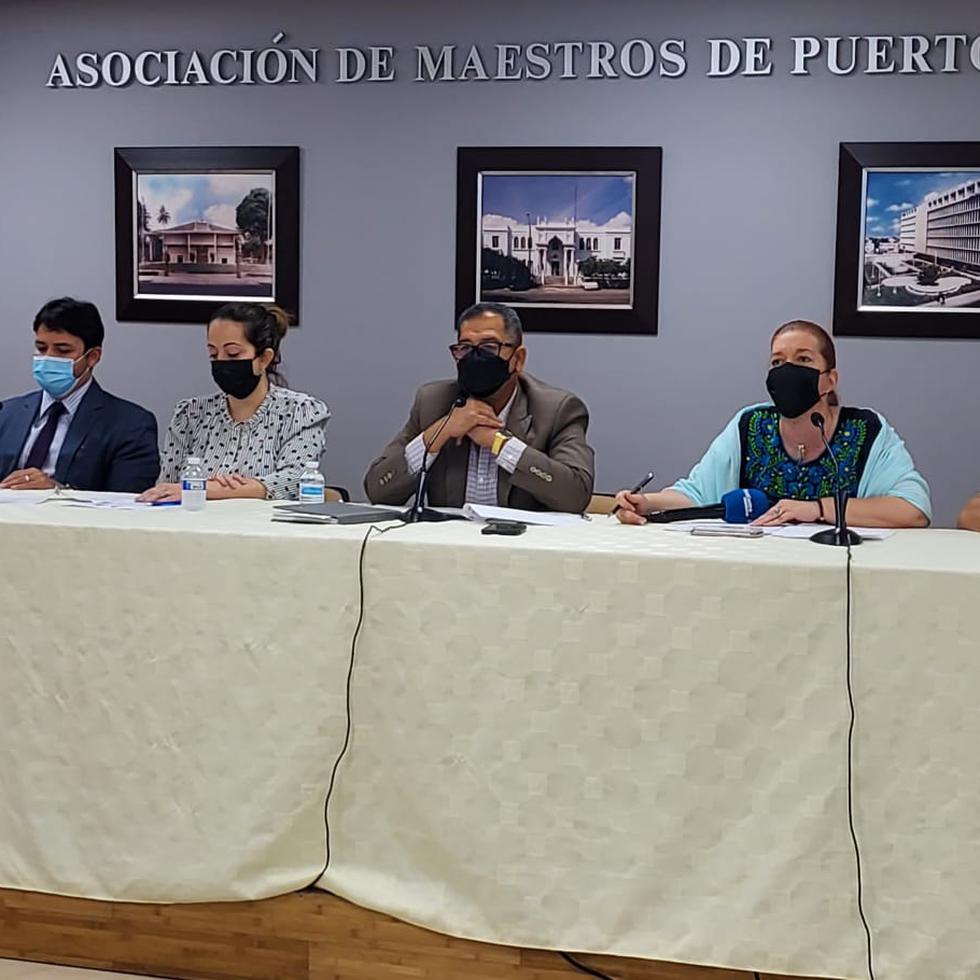 El presidente de la Asociación de Maestros, Víctor Bonilla (al centro), indicó que la entidad evalúa otras opciones "viables" para mejorar las condiciones de retiro de los educadores ante la congelación de su plan de pensiones.