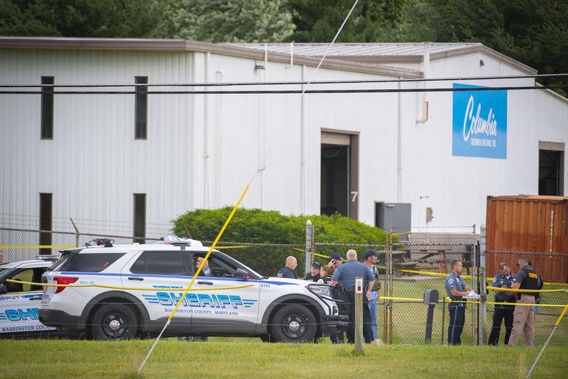 Agentes del orden cerca de la escena de un tiroteo en Columbia Machine, Inc., en Smithsburg, Maryland.