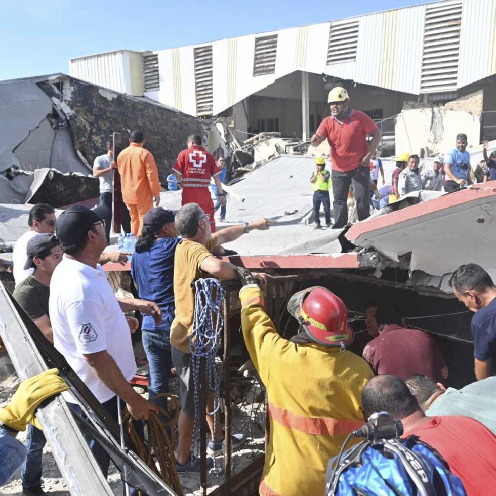 Rescatistas buscan a sobrevivientes entre los escombros de una iglesia cuyo techo se vino abajo durante una misa, el domingo 1 de octubre de 2023, en Ciudad Madero, México.