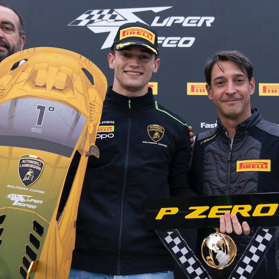 Víctor Gómez IV (al centro) es el primer puertorriqueño  en ganar el Lamborghini Super Trofeo 2021 en la categoría Am.