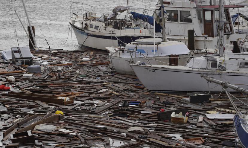 Escombros que dejó el paso del huracán Hanna por Corpus Christi, en Texas.