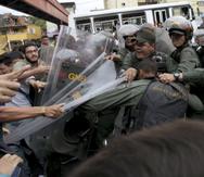La violencia es una realidad diaria en Venezuela, donde además de la criminalidad son frencuentes los encontronazos con las fuerzas del orden.(AP/Ariana Cubillos)
