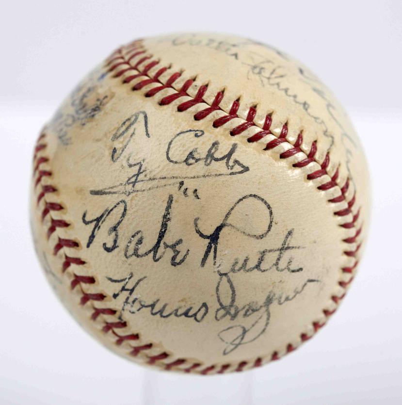 En esta foto sin fecha, distribuida por la firma SCP Auctions, aparece una pelota de béisbol con las firmas de Babe Ruth, Ty Cobb, Honus Wagner y otras ocho leyendas.  (AP)