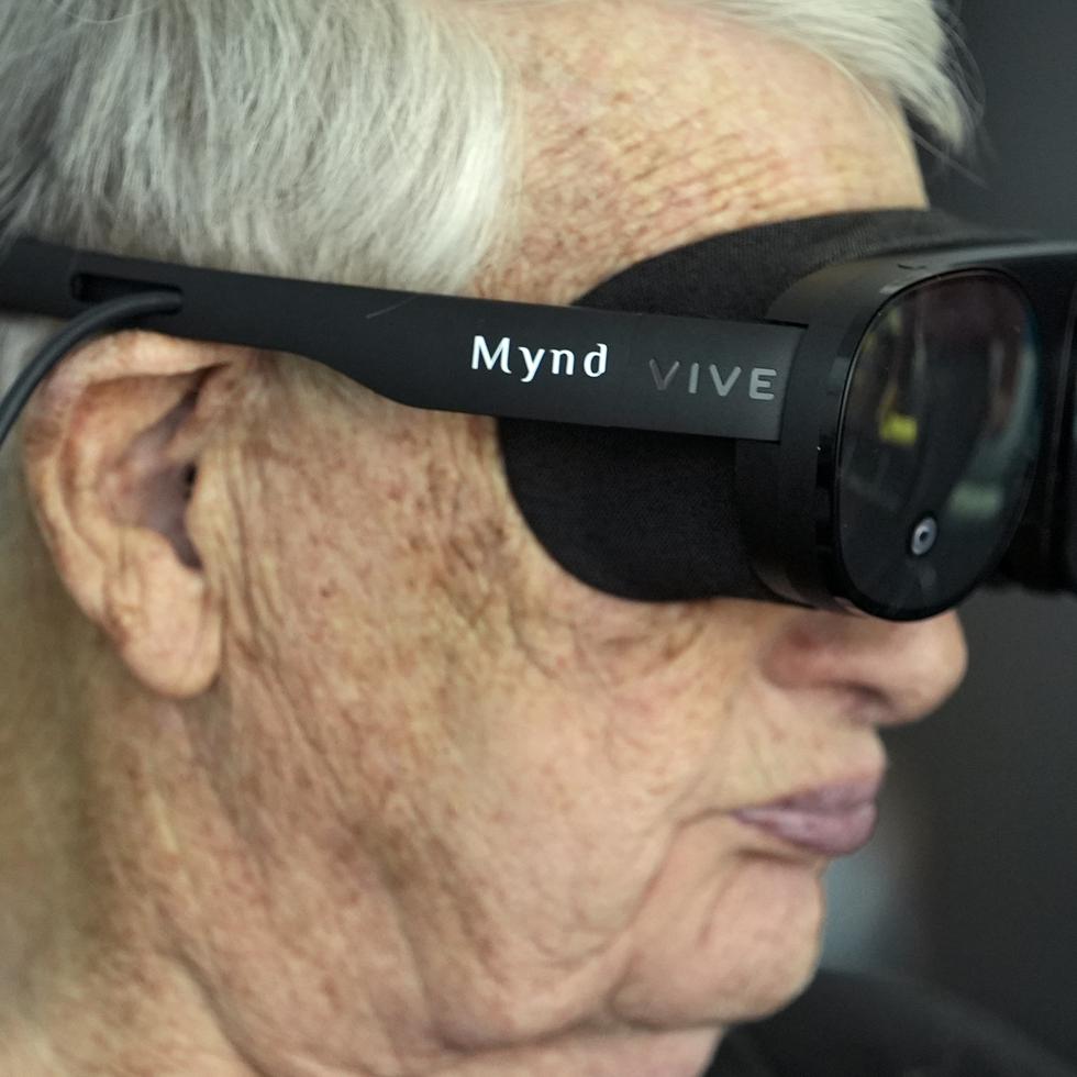 Farrell Patrick, un coronel retirado del Ejército de Estados Unidos, de 91 años, utiliza un visor Mynd Immersive de realidad virtual.