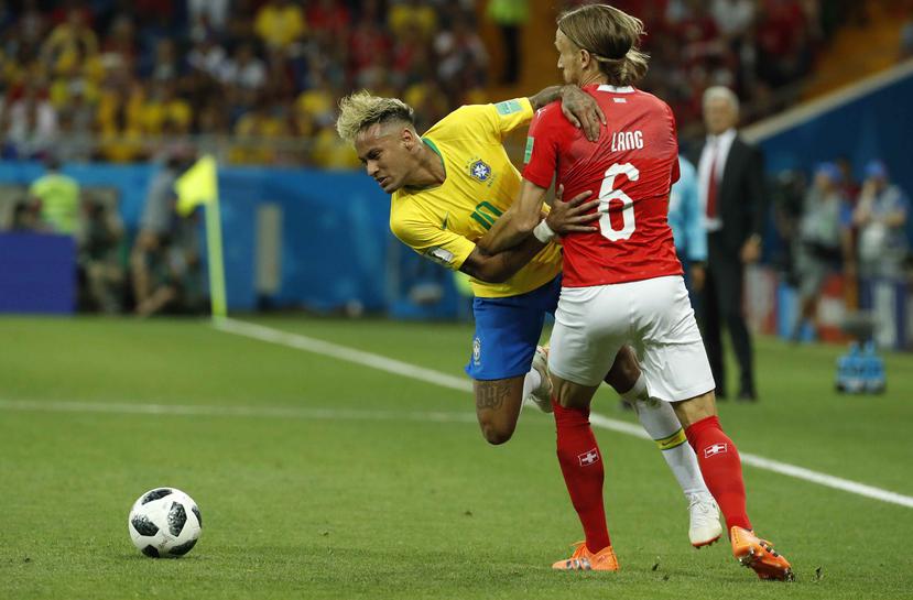 El brasileño Neymar disputa el balón con el suizo Michael Lang (derecha) durante un partido del grupo E del Mundial Rusia 2018 entre Brasil y Suiza el domingo.
