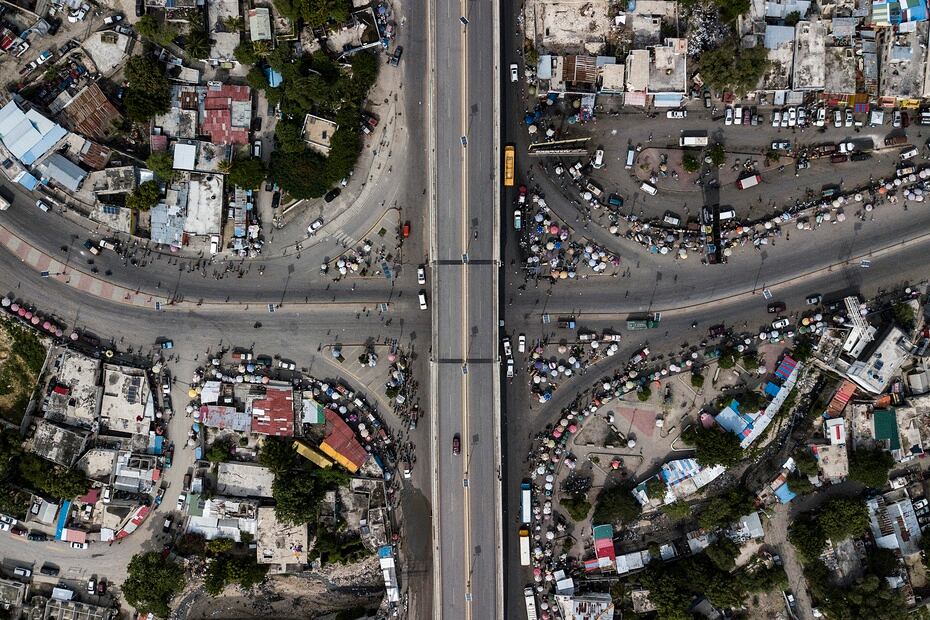 La crisis por la falta de combustible ha llegado a tal punto que esta toma muestra como una de las intersecciones más concurridas en Puerto Príncipe se encuentra, literalmente, abandonada y sin tráfico vehicular alguno.