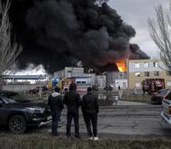 Tres columnas de humo se elevan en el lugar donde se encuentra una refinería de petróleo en la ciudad ucrania de Odesa.