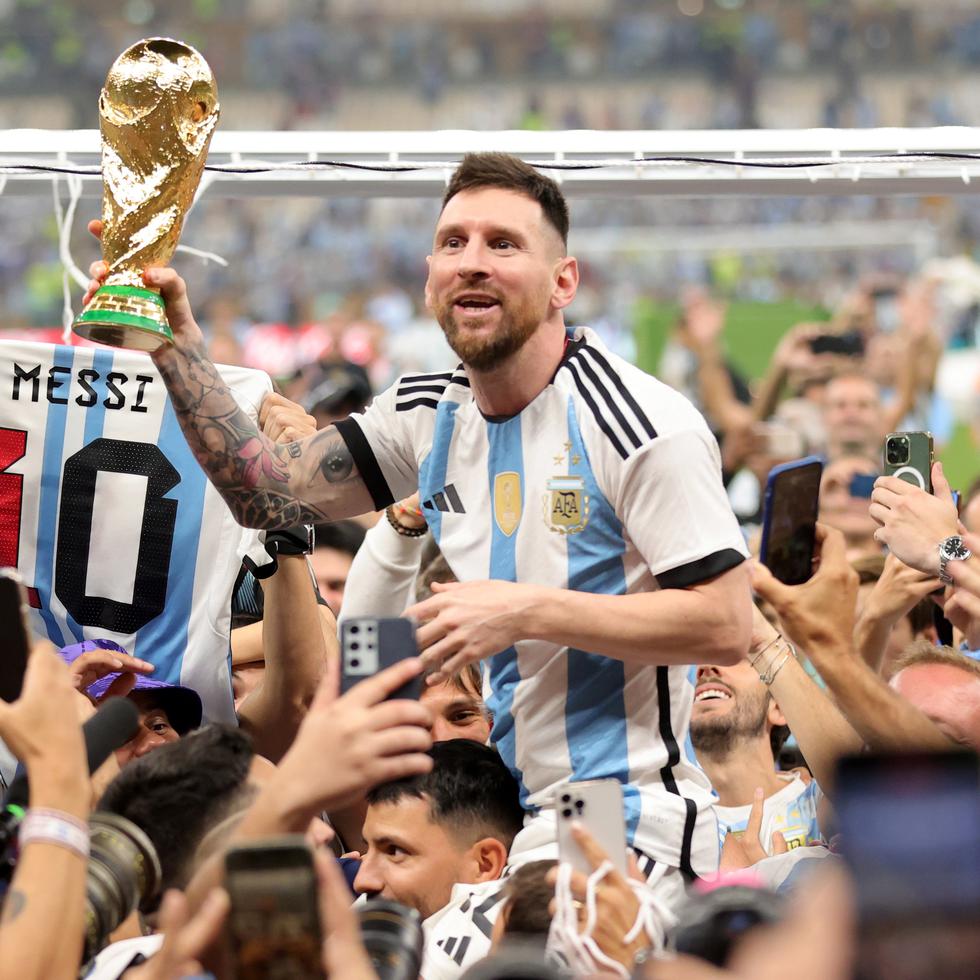 Lionel Messi es cargado por sus compañeros durante la celebración de la Copa Mundial.