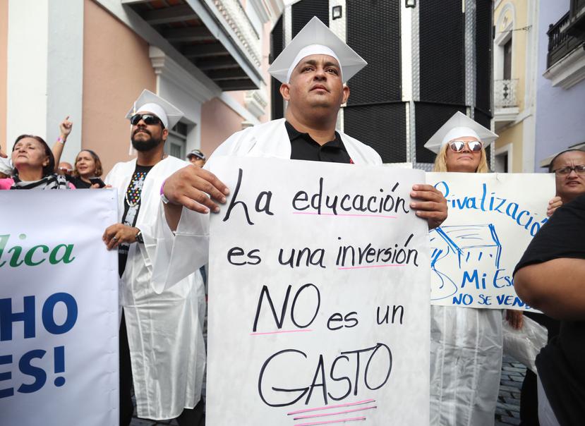 Los maestros marcharon hasta La Fortaleza en repudio al proyecto de reforma educativa.