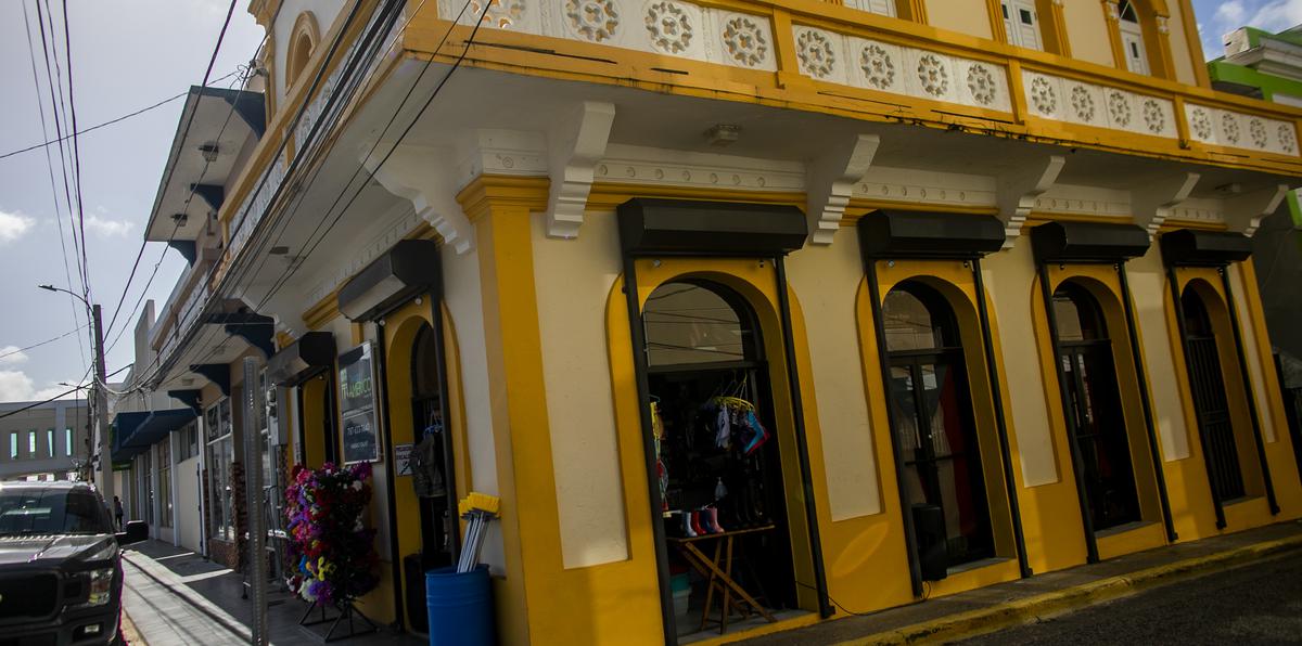 Fachada del exterior de la Tienda Américo, en el pueblo de Arecibo.