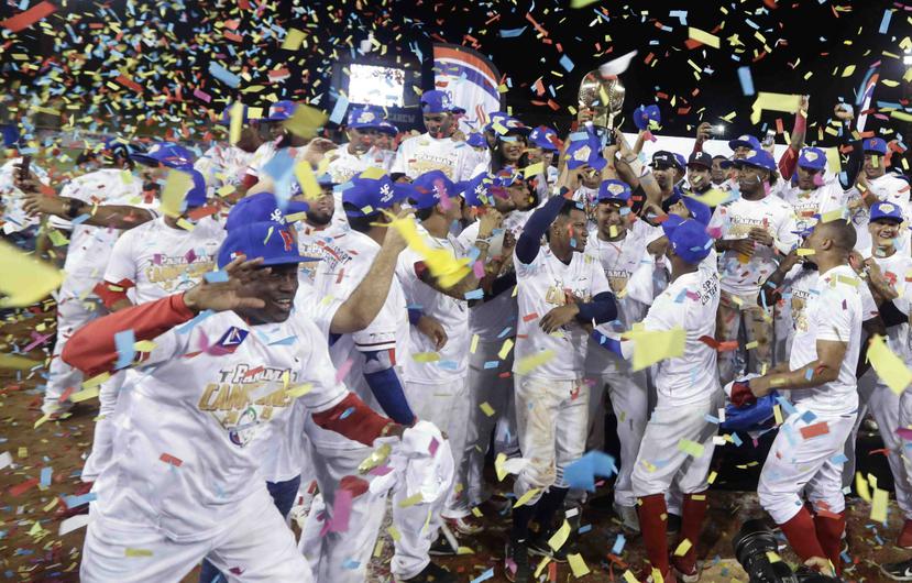 Los jugadores de los Toros de Herrera celebran luego de conquistar el cetro de la Serie del Caribe. (AP / Arnulfo Franco)