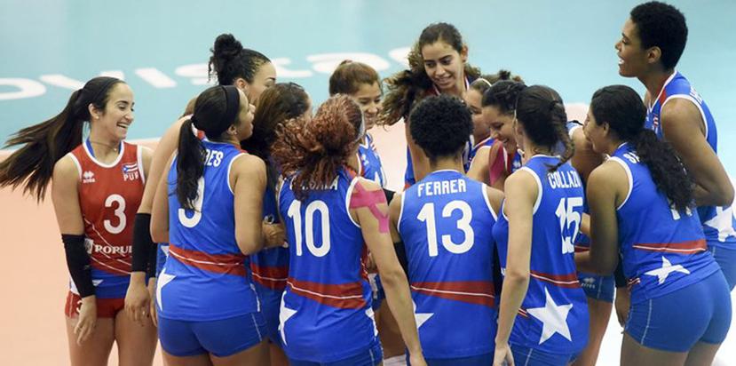 El Equipo Nacional de Puerto Rico se reúne en medio de la cancha previo al inicio del partido semifinal de la Copa Panamericana contra Republica Dominicana.
 (Suministrada)