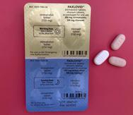 El antiviral Paxlovid es enseñado en Nueva York el pasado 1 de agosto de 2022. Pfizer aprobó completamente hoy, jueves, el uso del medicamente para batallar el COVID-19 pese a que la droga ha sido administrada a pacientes desde hace dos años ya. (AP Photo/Stephanie Nano, File)