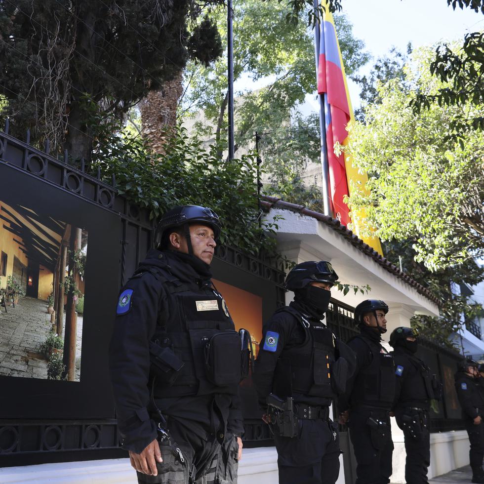 Policías mexicanos rodearon el sábado la embajada ecuatoriana en Ciudad de México, luego que el presidente Andrés Manuel López Obrador rompiera las relaciones diplomáticas con Ecuador.