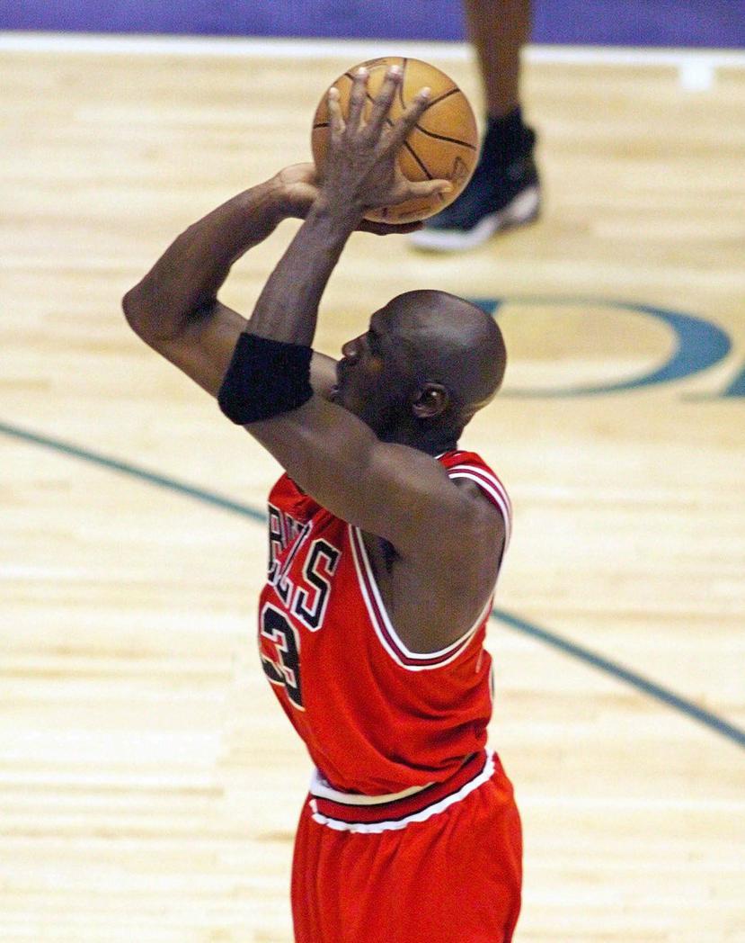 Michael Jordan anotó los dos puntos finales del último campeonato de los Bulls de Chicago en 1998 ante el Jazz de Utah. (AP)
