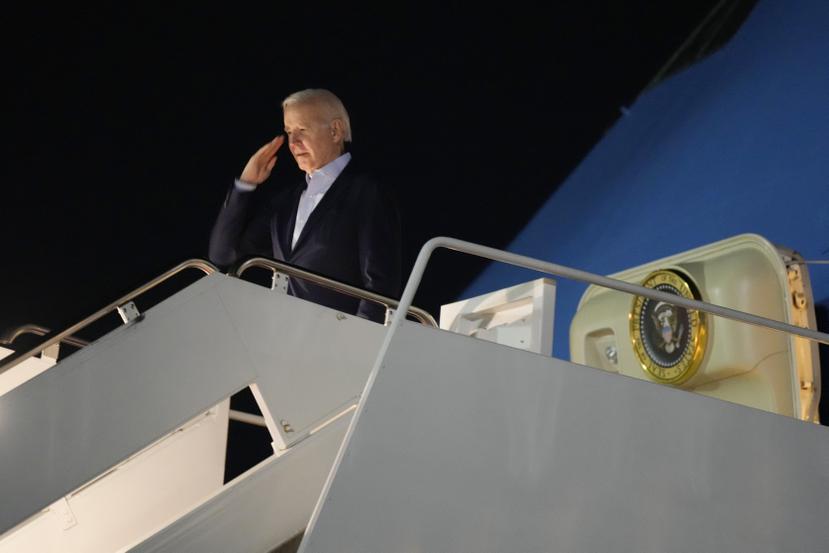 El presidente Joe Biden saluda al abordar el Air Force One en la base de la Fuerza Aérea Andrews, Maryland, el martes 27 de diciembre de 2022.