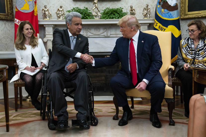 El presidente de Ecuador Lenín Moreno estrecha la mano de Donald Trump durante un encuentro en la Casa Blanca. (AP / Evan Vucci)