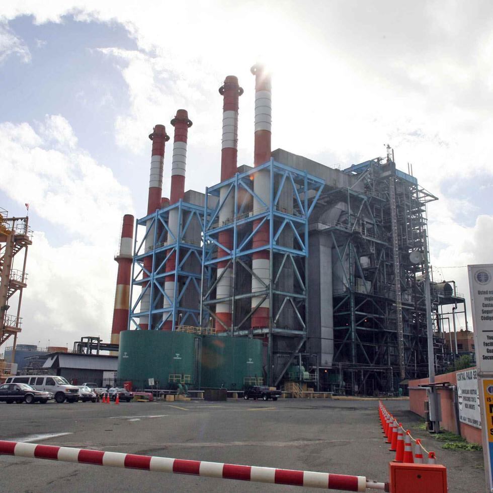 Las centrales termoeléctricas de la AEE, como Palo Seco (arriba), fueron identificadas por la EPA como las principales fuentes de emisión de dióxido de azufre.