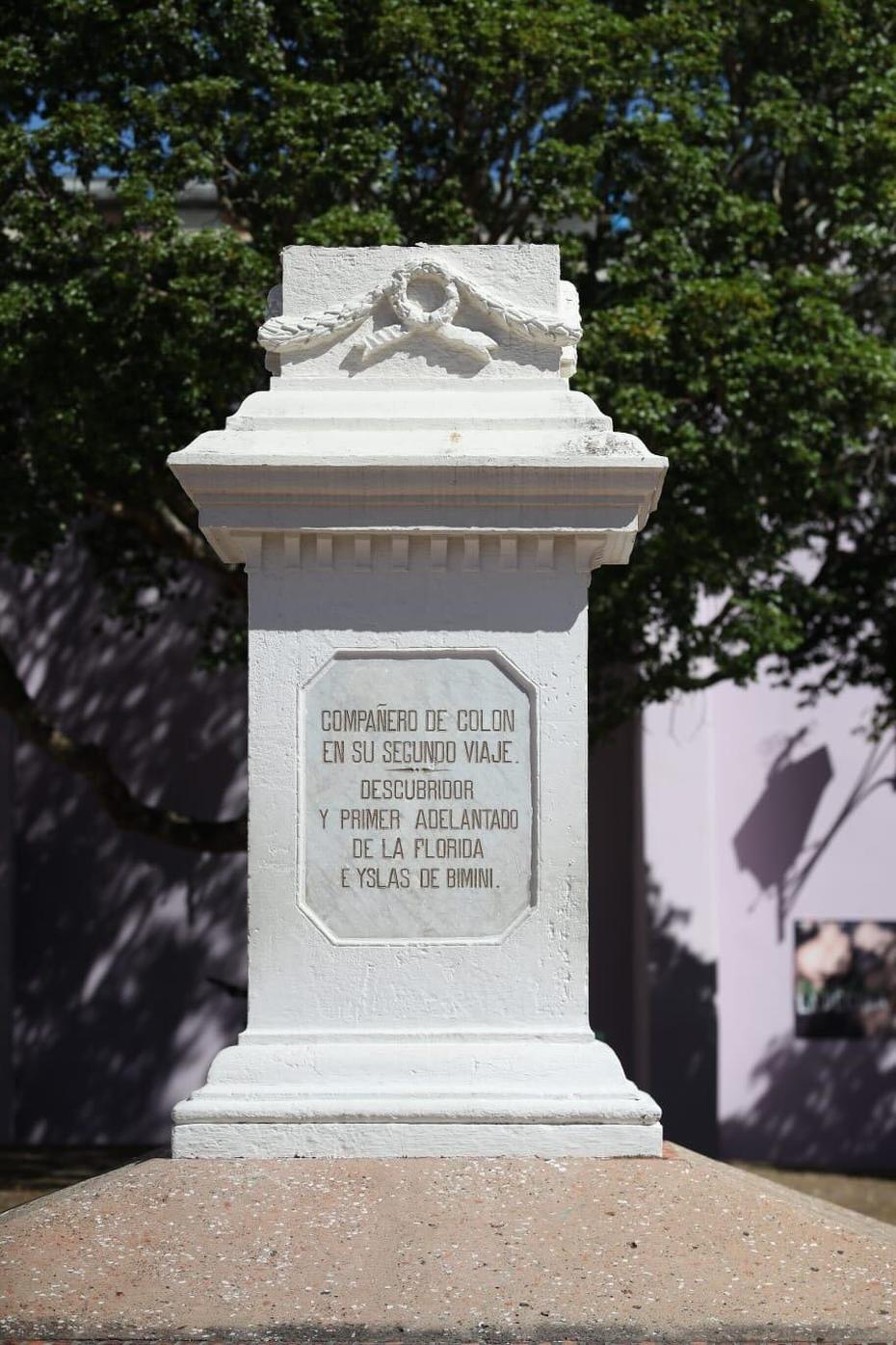 En este pedestal estaba la estatua de Juan Ponce de León en la plaza San José, en el Viejo San Juan.