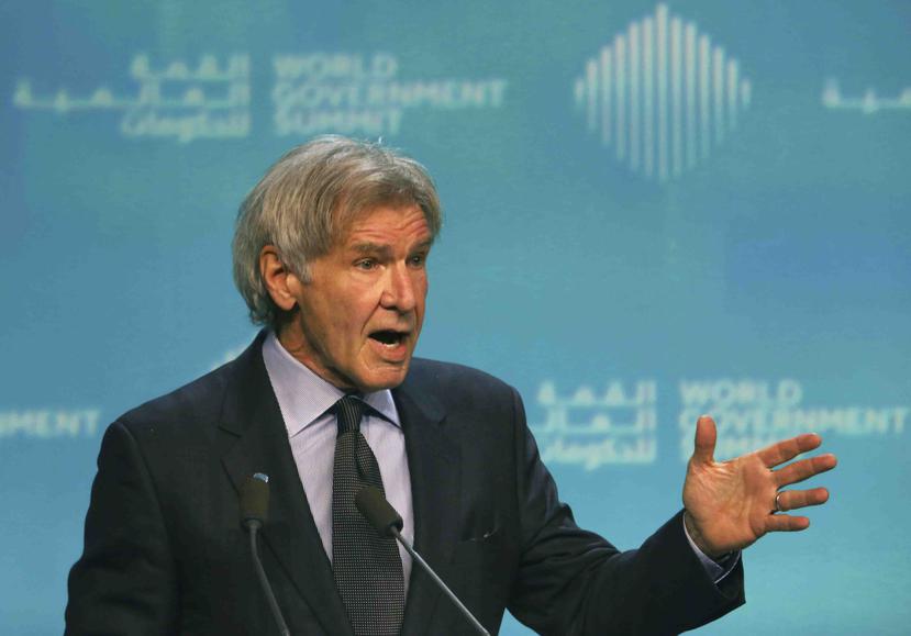Harrison Ford durante su discurso en la clausura de la Cumbre Mundial de Gobierno en Dubái. (AP / Jon Gambrell)