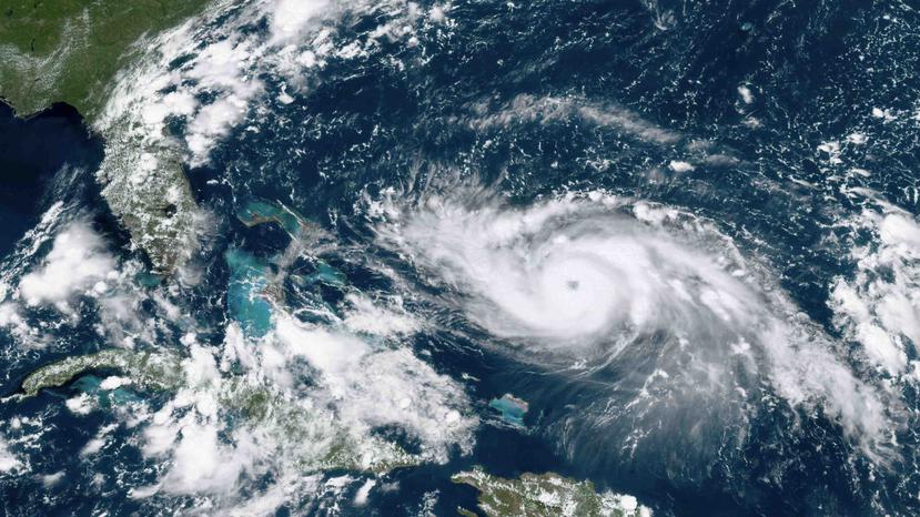 Aún se mantienen los pronósticos que colocan al ciclón tocando tierra y causando impactos serios por varios días. (NOAA vía AP)