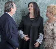 La juez presidenta del Tribunal Supremo, Maite Oronoz, junto a su padre, Mario Oronoz, y su madre la exjueza del Tribunal de Apelaciones, Dolores "Maggie" Rodríguez de Oronoz.