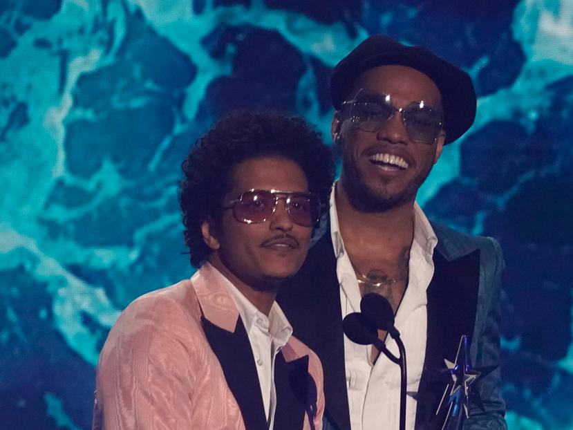 Bruno Mars, a la izquierda, y Anderson.Paak, de Silk Sonic, aceptaron el premio al mejor grupo en los BET Awards.