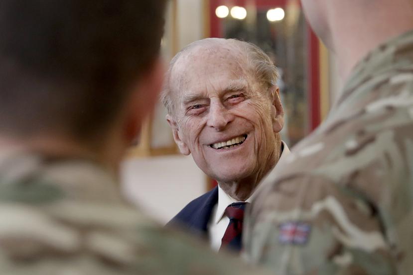 El duque de Edimburgo, de 99 años y esposo de la reina Isabel II, seguirá en el hospital para “tratamiento, descanso y recuperación”.