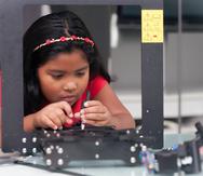 Para atraer a más niñas a las carreras STEM, es fundamental que en las escuelas se integren los temas de las mujeres en la ciencia.