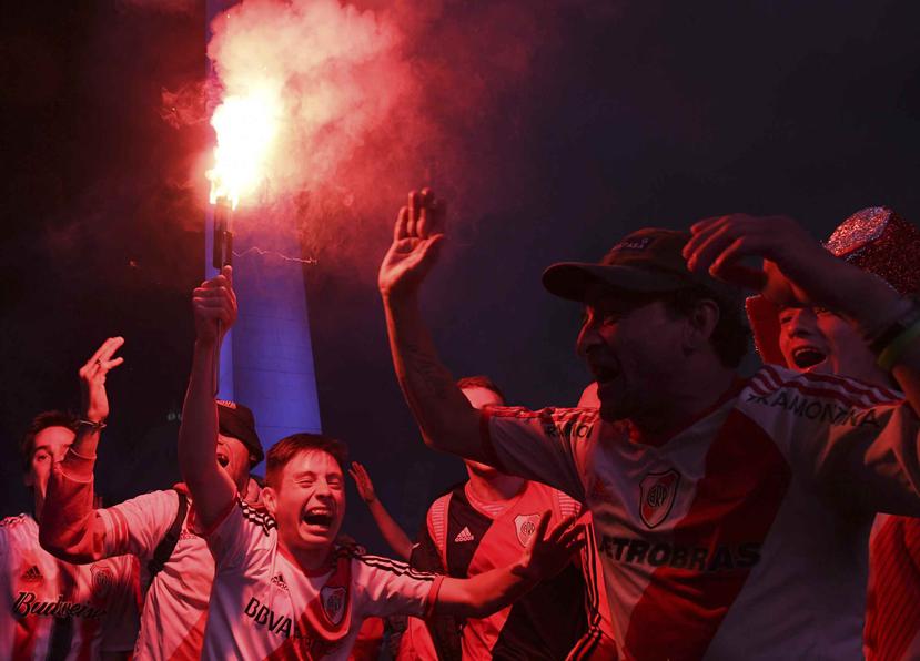 Miles de hinchas celebraron la victoria del River Plate frente al Obelisco en Buenos Aires.  (AP)