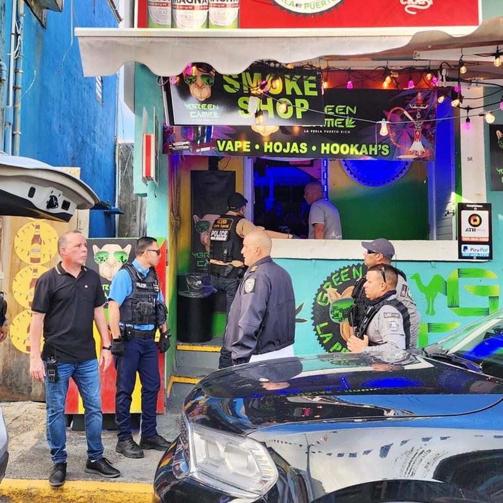 Agentes de la Policía de Puerto Rico, de la Policía Municipal de San Juan y personal del Departamento de Hacienda realizan un operativo en la barriada La Perla, en la que han arrestado a tres personas y han cerrado siete negocios.