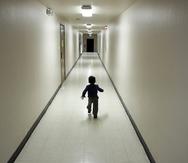 En esta imagen del 11 de diciembre de 2018, un niño centroamericano solicitante de asilo corre por un pasillo después de llegar de un centro de detención migratoria a un albergue en San Diego.