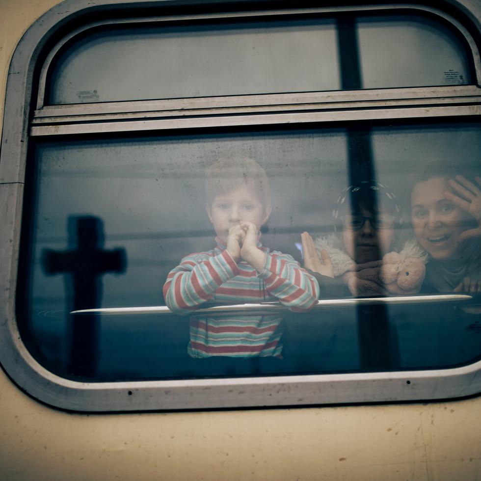 Refugiados ucranianos esperan en la estación de tren de Chelm, desde donde tomarán un tren especial a Varsovia, Polonia EFE/ Bartlomiej Wojtowicz
