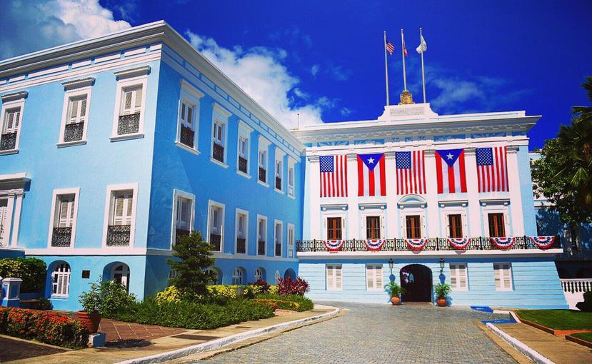 Las banderas están colocadas en la fachada principal del Palacio de Santa Catalina. (Captura / Twitter)
